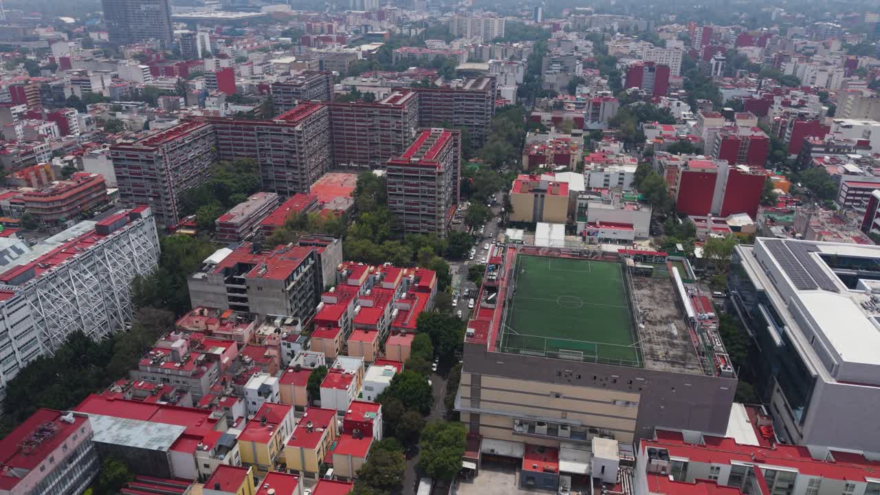 Meksiko Şehri'nin Colonia del Valle bölgesinin yüksek açılı çekimi, çatıdaki futbol sahasını gösteriyor.