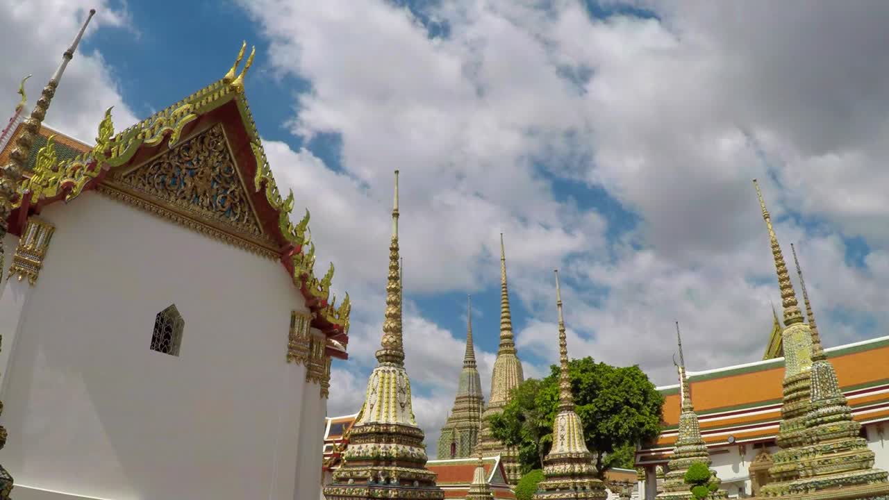 el hermoso templo de wat pho, en bangkok, tailandia