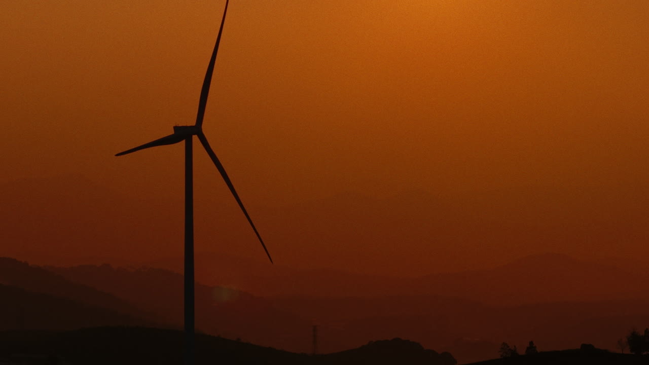 해가 지면 풍력 터빈