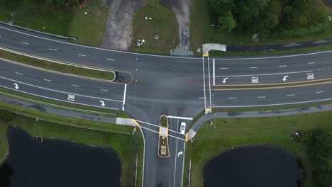 intersección concurrida desde arriba con lapso de tiempo