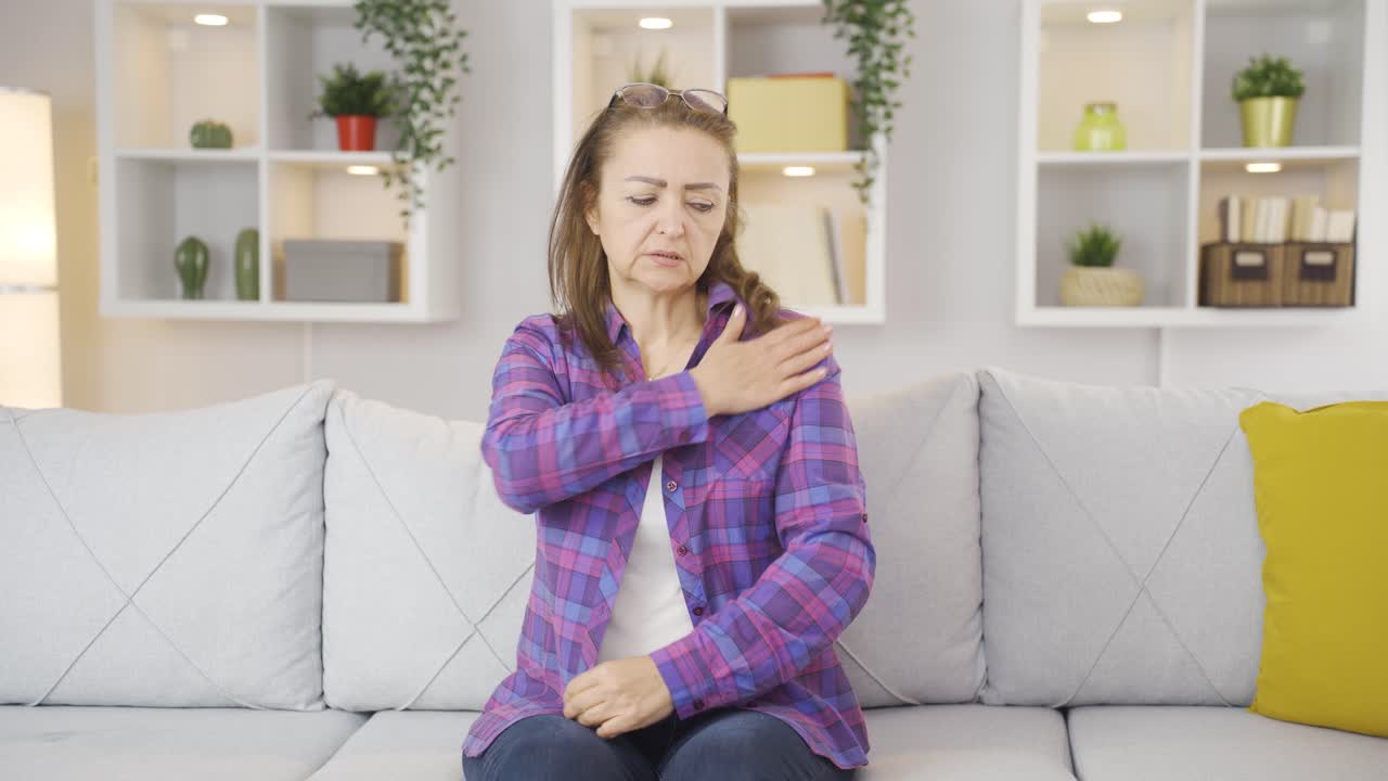 la mujer sufre de dolor en las articulaciones.