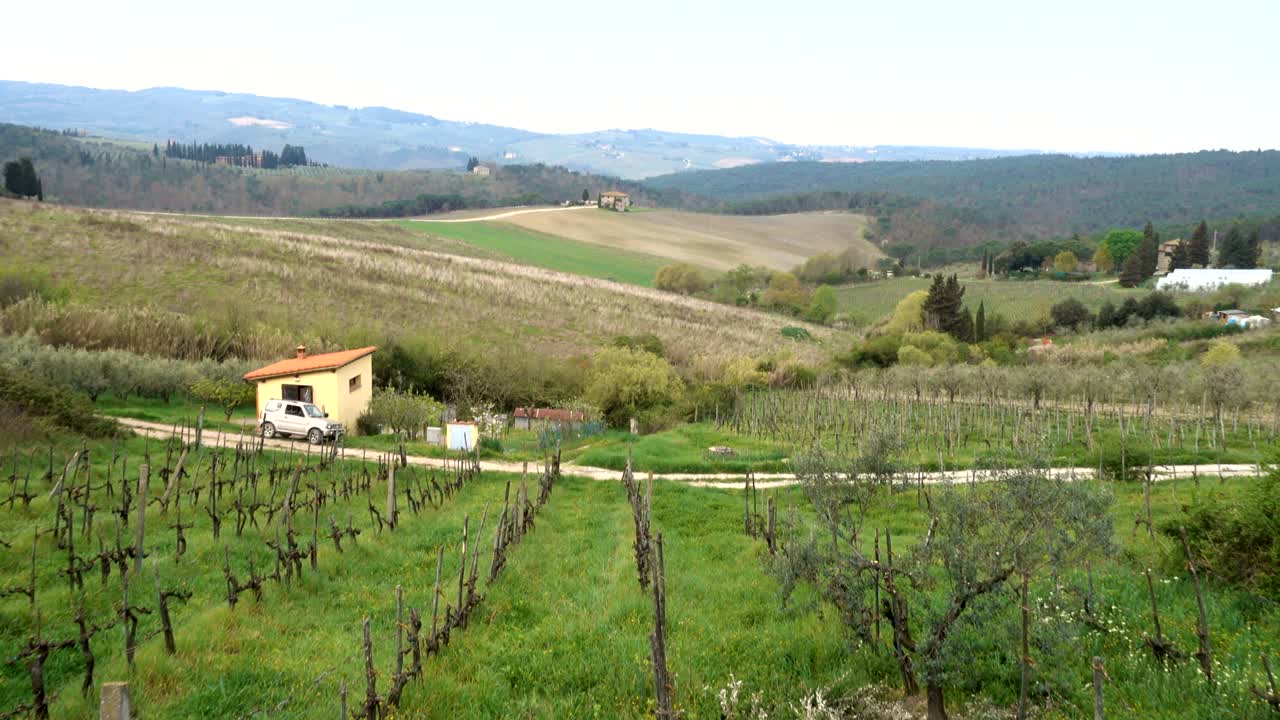 paisaje típico de la toscana con las hermosas colinas verdes