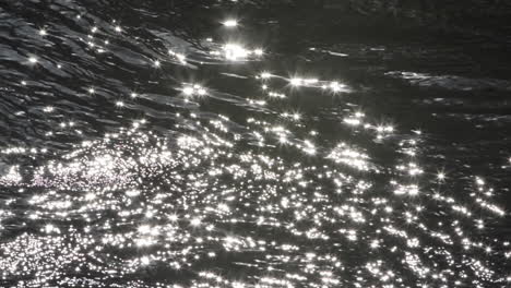 Wasser-Fließt-In-Zeitlupe-Mit-Sonnenlicht,-Das-Den-Fluss-Südfrankreich-Reflektiert