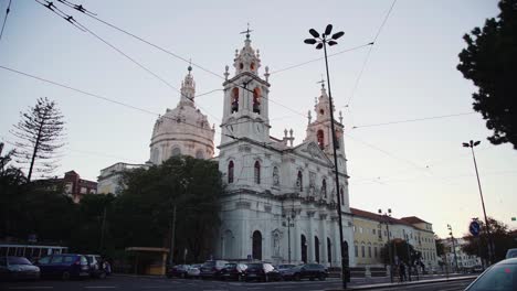 Iglesia-Con-Autos-Y-Cables-En-Primer-Plano