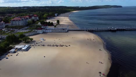 Destino-Turístico-En-La-Plaza-De-La-Playa-De-Sopot,-Cerca-De-Gdansk,-Polonia,-Europa