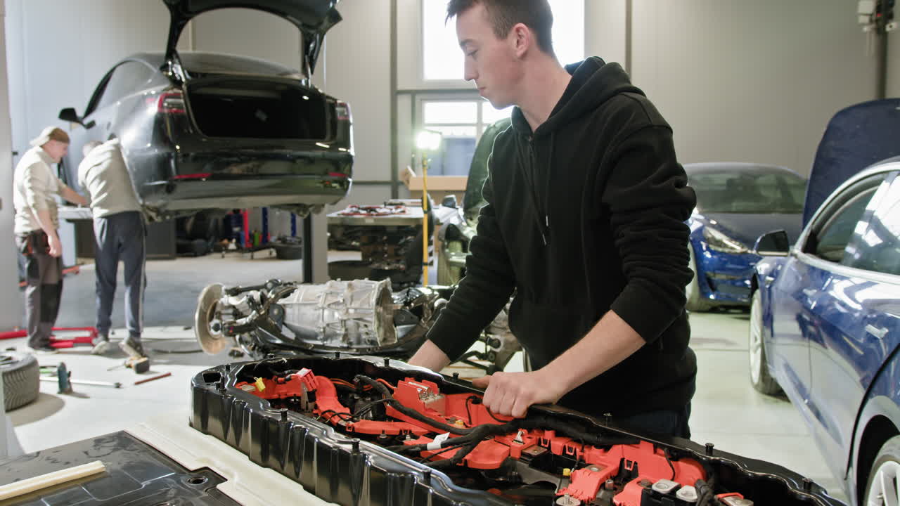 reemplazo de la batería de un vehículo eléctrico en un taller