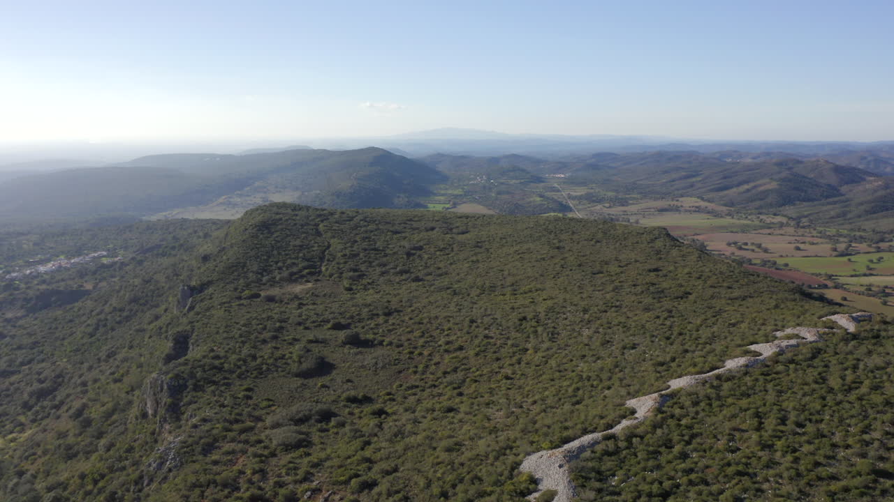 Vista aerea dalla maestosa Rocha da Pena situata a Salir, Loulé, Portogallo.