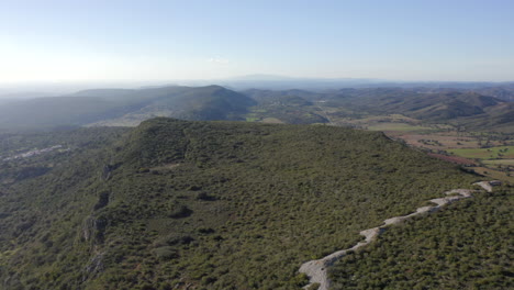 Vista-Aérea-Desde-La-Roca-Más-Grande-De-La-Pluma-Ubicada-En-Salir,-Loulé,-Portugal