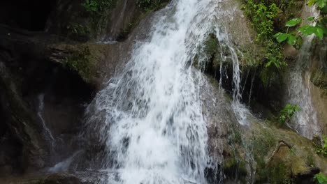 Cascada-Cayendo-En-Medio-Del-Bosque