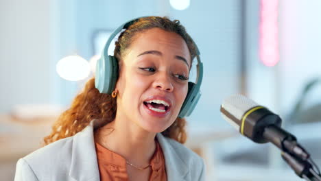 podcaster alegre hablando mientras graba