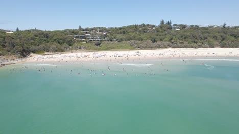 Luftaufnahme-Von-Menschen,-Die-An-Heißen-Sommertagen-Am-Zylinderstrand-Schwimmen-Und-Surfen---Point-Lookout-In-North-Stradbroke-Island,-Qld,-Australien