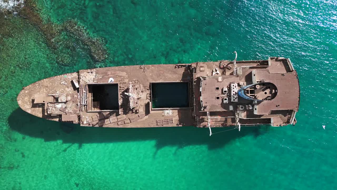 majestuosa vista aérea vuelo buque de guerra naufragio en la playa banco de arena lanzarote islas canarias, día soleado españa 2023