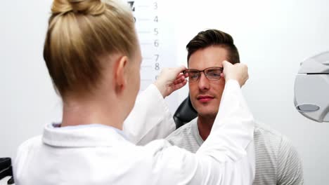 una optometrista prescribiendo gafas a un paciente