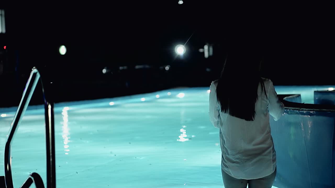 뒷면 보기  ⁇  블로즈를 입은 긴 머리 소녀가  ⁇ 고 있습니다.