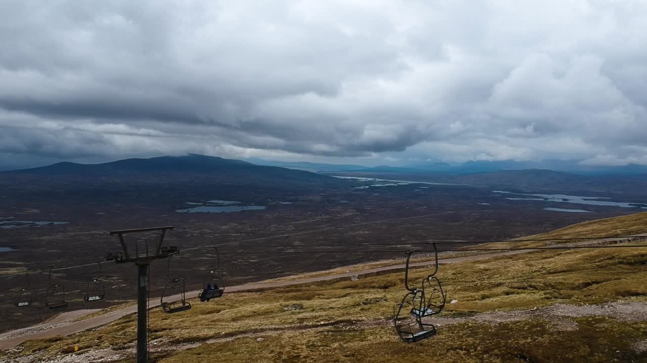 tiro de dron basculante de telesilla de montaña, tierras altas escocesas