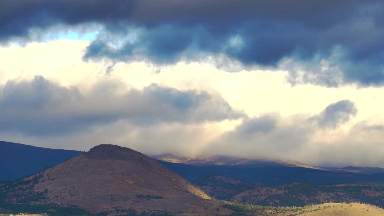 lapso de tiempo de las nubes sobre las montañas rocosas