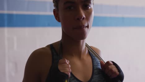 vista de cerca de una mujer en forma en el gimnasio de boxeo