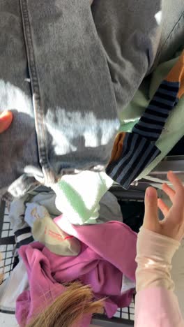 cargar ropa en una lavadora