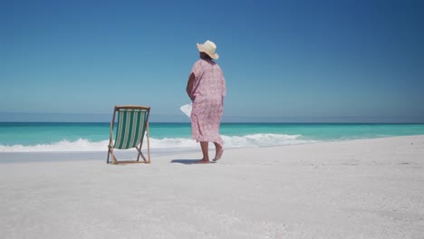 Mujer-Mayor,-Ambulante,-En-La-Playa