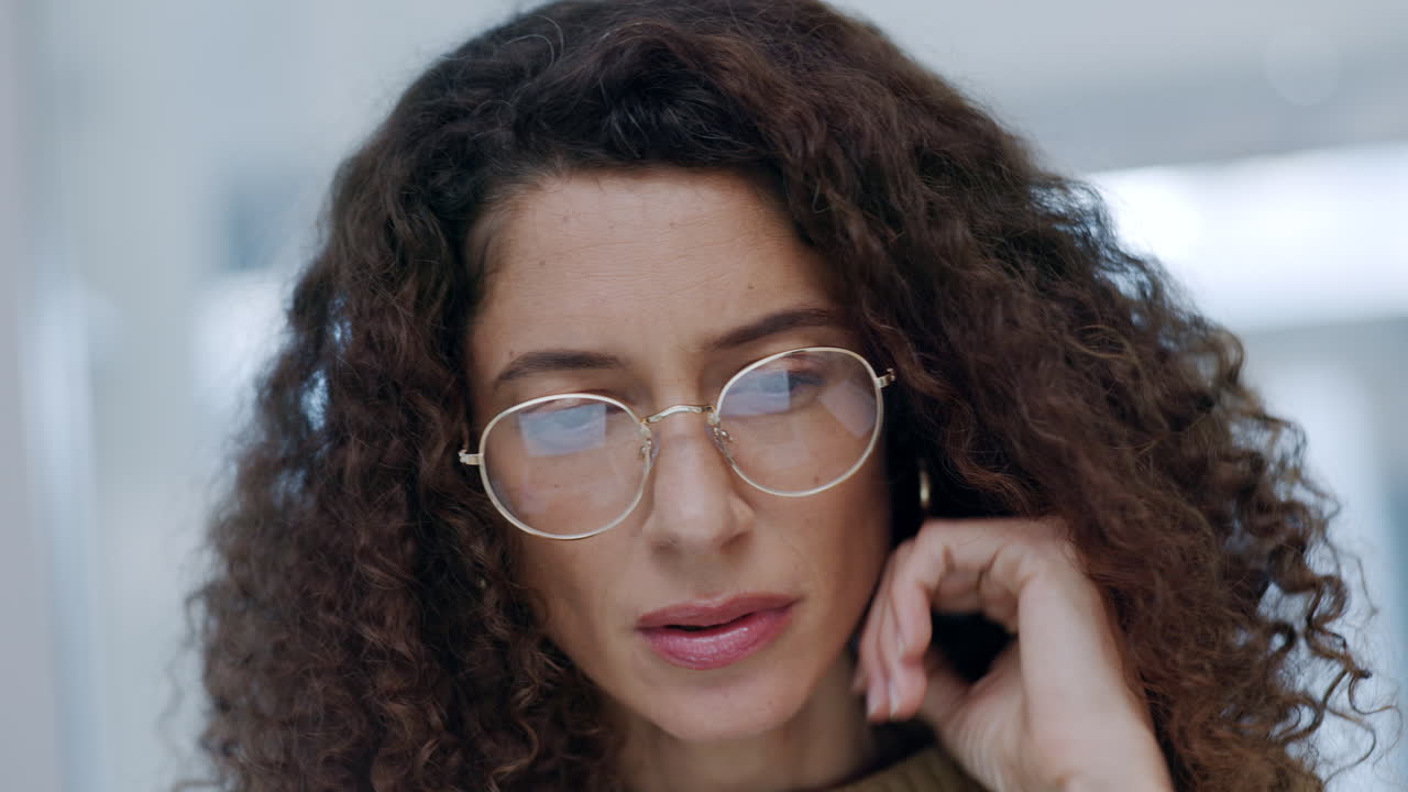 mujer con gafas, computadora portátil pensando