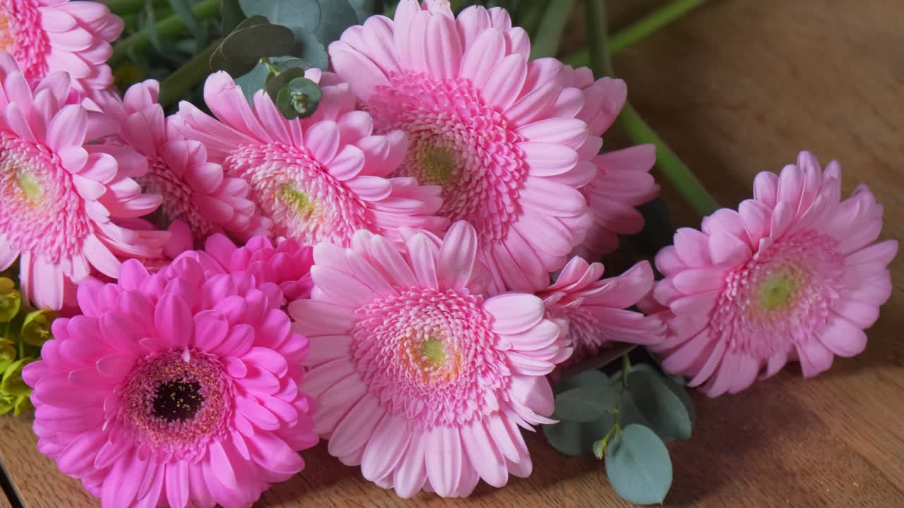 arreglo de flores de rosas gerbera transvaal margaritas cerca de cámara lenta 4k