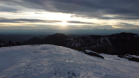 Luftdrohne,-Die-über-Die-Klippen-Des-Sunset-Rock,-Sequoia-National-Park,-Schwebt