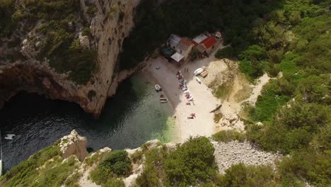 Eine-Vogelperspektive-Zeigt-Touristen,-Die-Den-Strand-Von-Stiniva-In-Vis-Kroatien-Genießen