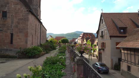 Hermosa-Y-Tranquila-Zona-Del-Patio-De-La-Iglesia-Del-Pueblo-De-Bergheim-Con-Vistas-Panorámicas-De-La-Ciudad.