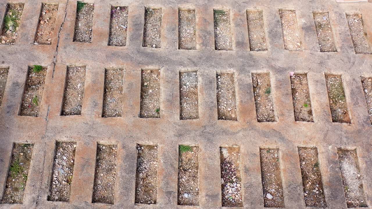 예루살렘의 유대인 묘지에 있는 빈 무덤 위의 공중 영상.