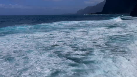 Este-Cautivador-Video-Muestra-Las-Olas-Rompiendo-En-Una-Pequeña-Bahía-En-Madeira,-Portugal