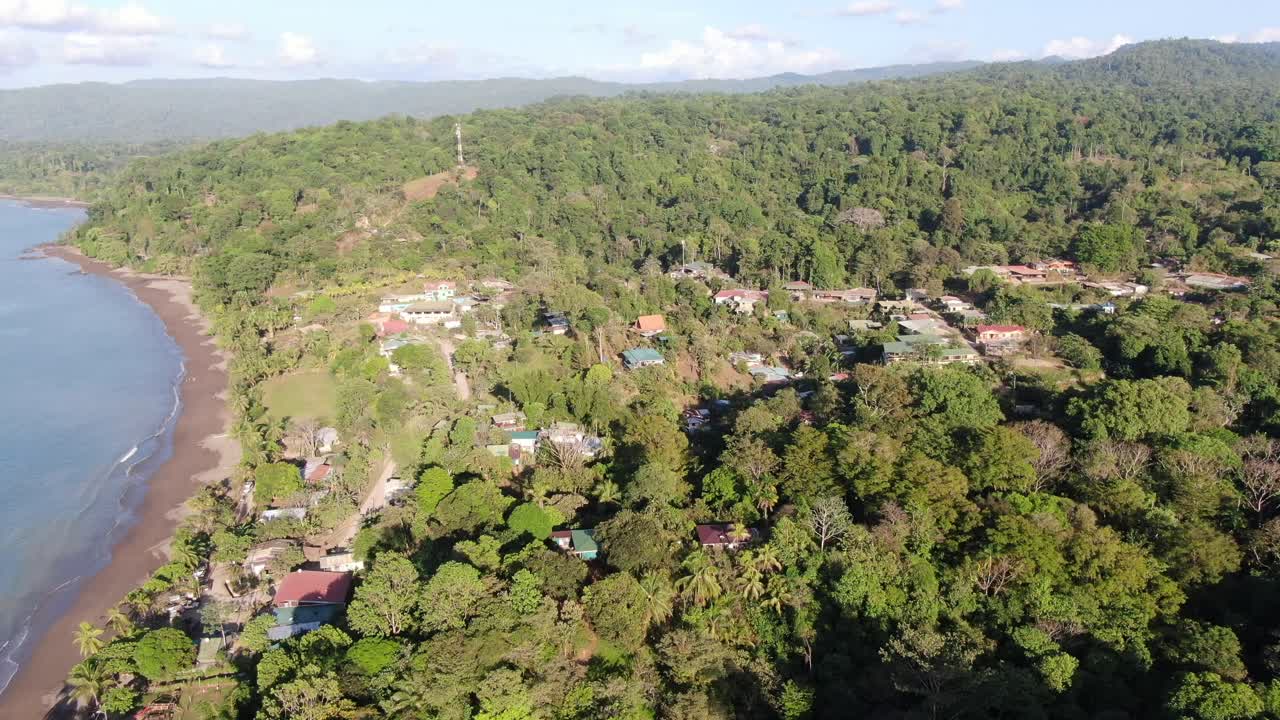 vista de drones de la playa de costa rica que muestra un bosque junto al mar del océano pacífico