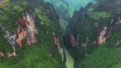 La-Aventura-Se-Encuentra-A-Través-De-Estas-Montañas.