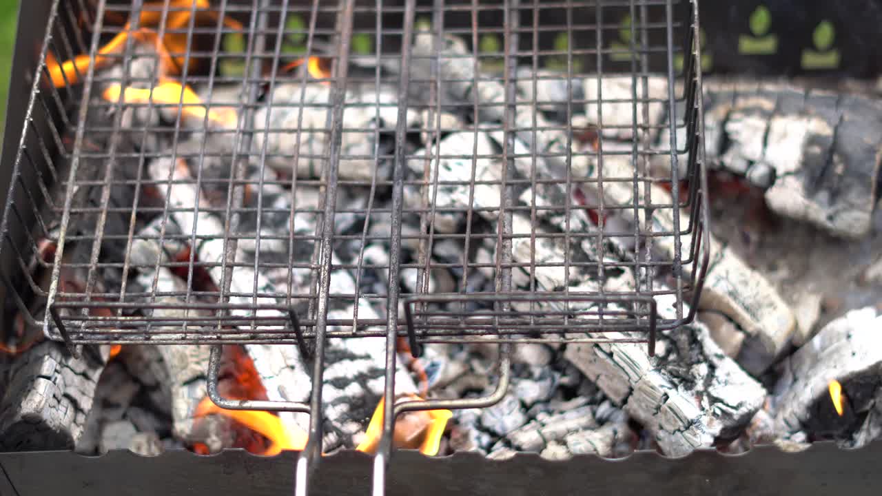 이전 요리사의 남은 음식을 태우고 새로운 요리를 위해 준비하는 바베큐 그릴