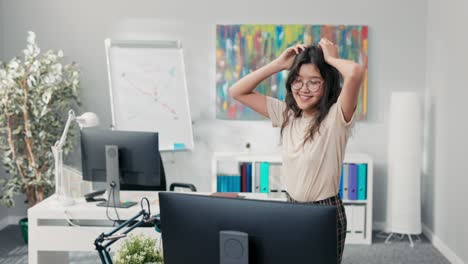 feliz satisfecha trabajadora de oficina obtuvo ascenso ella baila entre escritorios en compañía, mujer con belleza coreana es alegre, sonriente, en un descanso de sus deberes ella practica una nueva coreografía