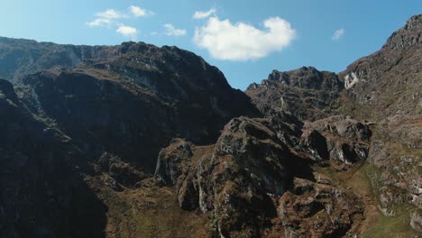 imágenes aéreas de drones de 4k con las montañas circundantes de las lagunas de pichgacocha de ambo, huanuco, perú en las montañas de los andes