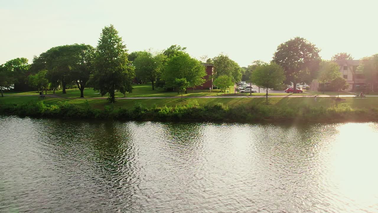 베르논 힐스 일리노이 미국에서 세기의 공원 빅 베어 호수 위에서 훌륭한 공중 사진 새가 프레임에 들어오는 동안