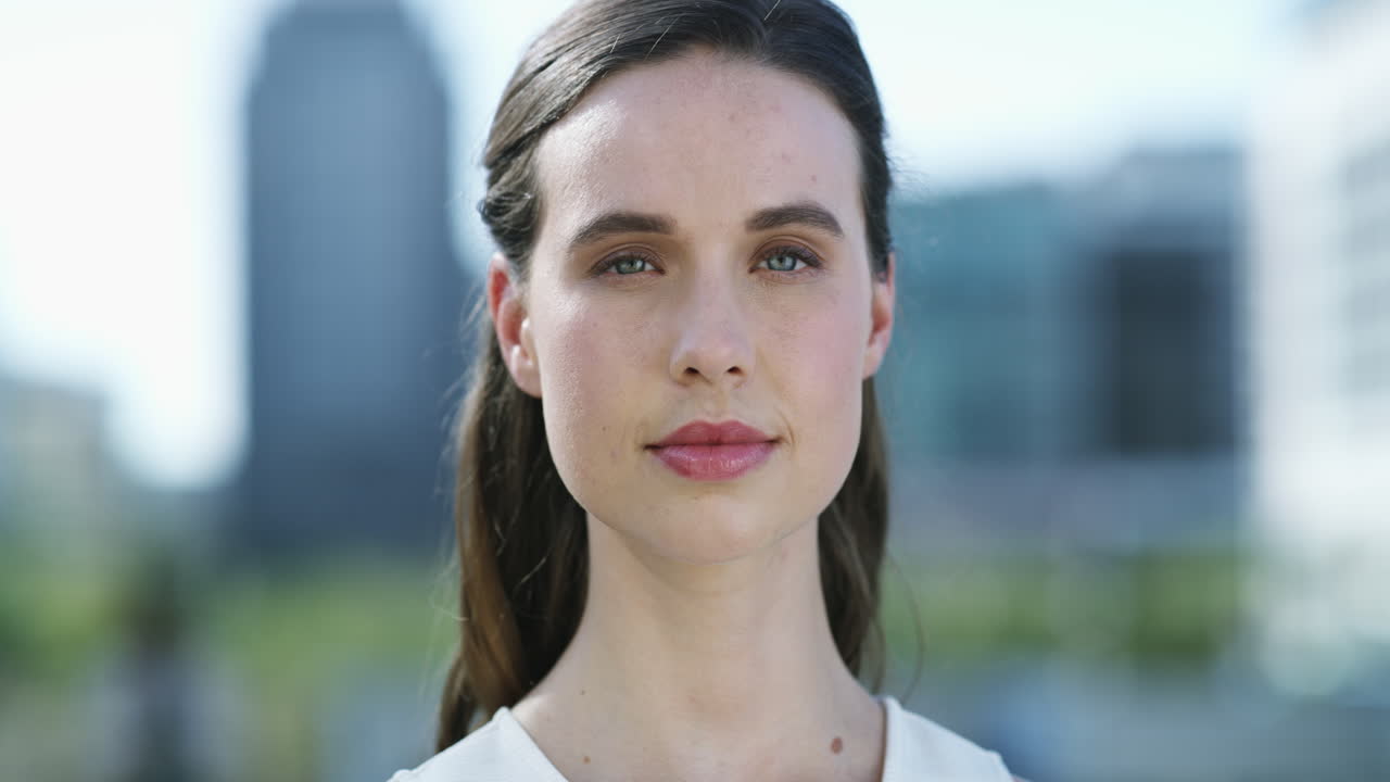 mujer sonriendo al aire libre