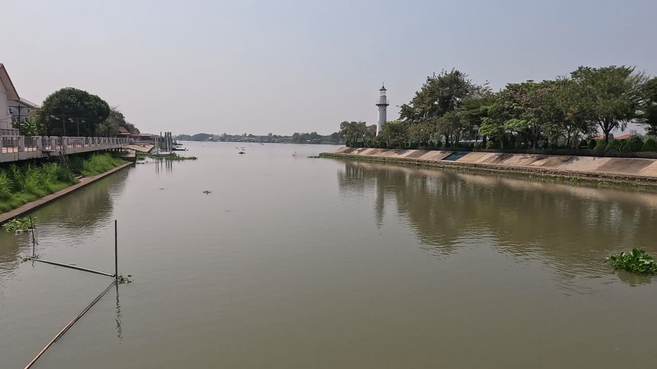 escena tranquila del río con cambios sutiles con el tiempo