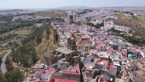 Antenne---San-Pedro-Kirche-In-Arcos-De-La-Frontera,-Cadiz,-Spanien,-Breite-Aufnahme