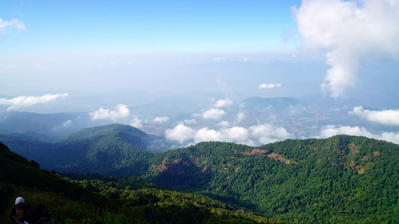 timelapse hermosa capa de montaña con nubes y cielo azul en el sendero natural kew mae pan en chiang mai, tailandia