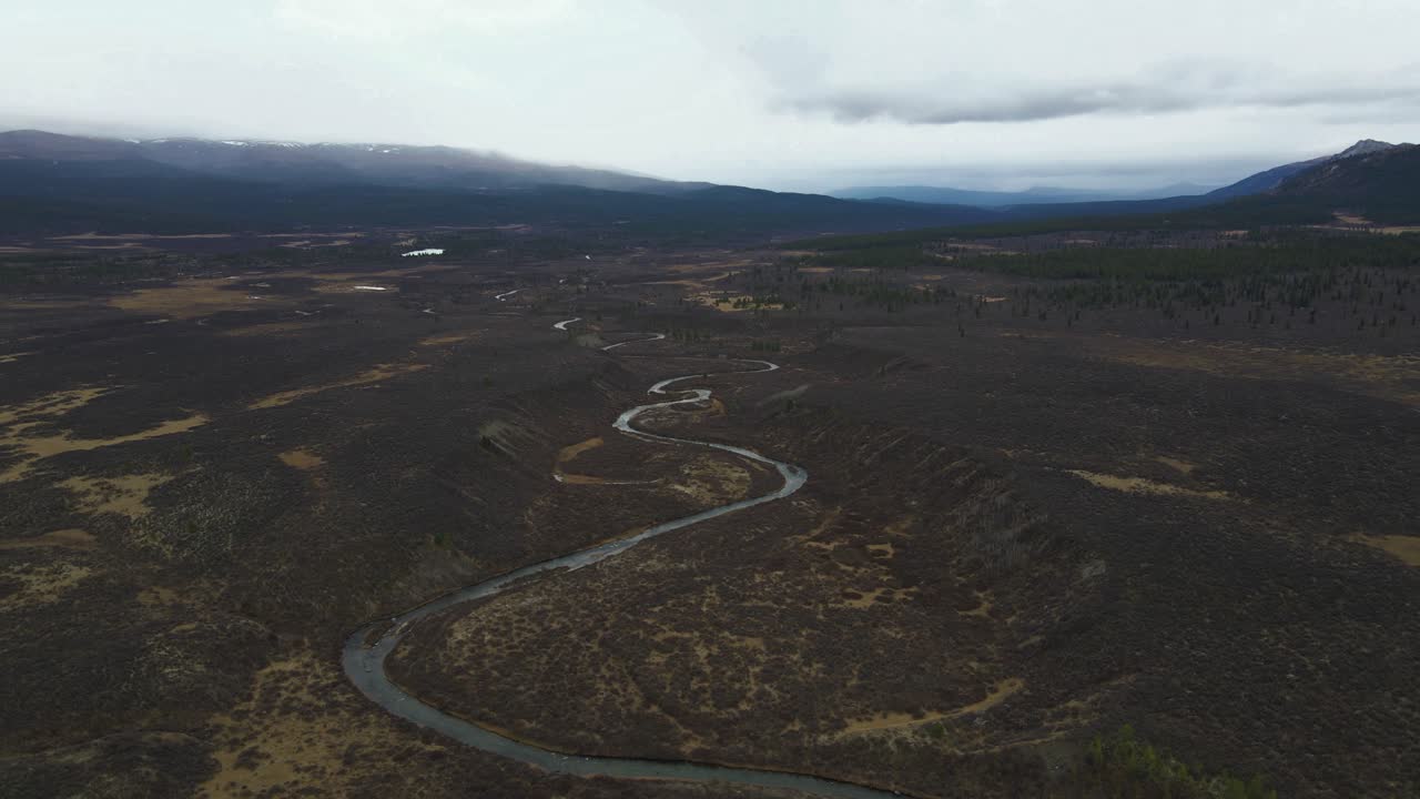 meandros del río o'donnell, región del país de atlin, columbia británica