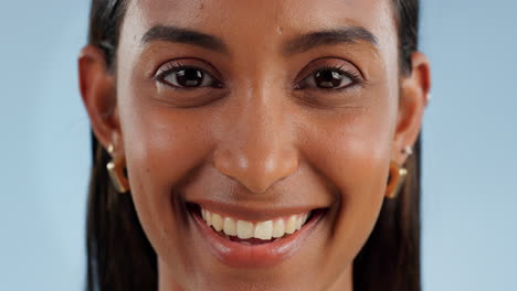 Feliz,-Sonrisa-Y-Rostro-De-Mujer-En-El-Estudio