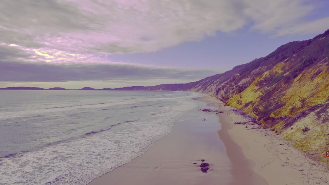 volando sobre la playa y las dunas siguiendo las huellas de los neumáticos en la arena durante la marea alta