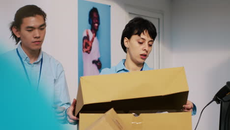trabajadores de tiendas que preparan pedidos en línea