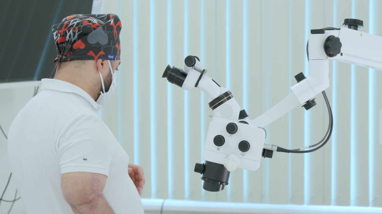 dentista usando el microscopio dental