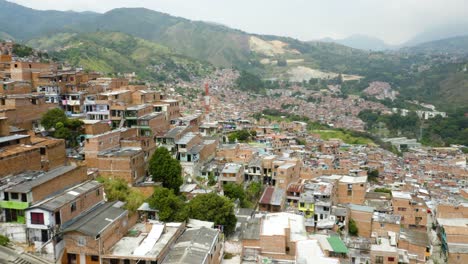 Vista-Aérea-Del-Barrio-De-La-Comuna-13-En-Medellin,-Colombia-En-Un-Día-Nublado