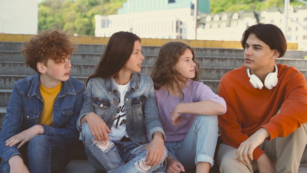 вид сбоку на пару в очках 3d, сидящую в кинотеатре во время разговора и просмотра фильма