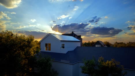 paneles solares en el techo de la casa moderna