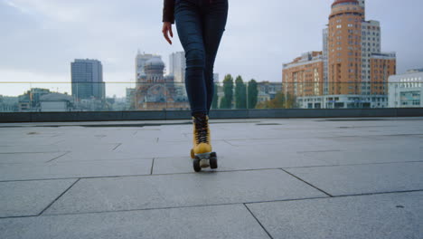 Mujer-Irreconocible-Haciendo-Ejercicio-Patinando-En-La-Azotea-De-La-Ciudad.