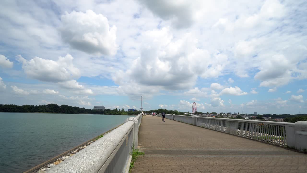 자전거 타는 사람은 도쿄의 사야마 공원에서 큰 다리를 탄다